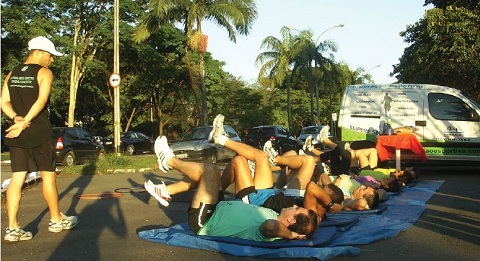 Atletas treinam na Av. Professor Melo Morais (Foto: Karin Salomão)