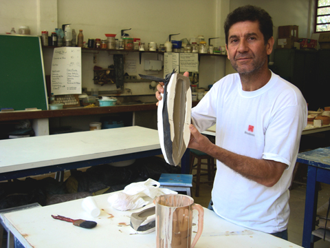 Para Donizete, a cerâmica é experimentação (foto: Natália Natarelli)