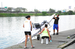César ajuda as meninas com o barco para começar o treino de remo (foto: Denise Eloy)