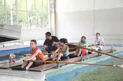 Alunos começam a aprender a remar no barco escola na USP (foto: Denise Eloy)