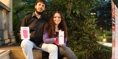 Eduardo e Aline mostram os primeiros livros da Editora Patuá (foto: Bruno Molinero)