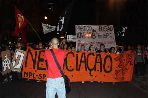 No centro de São Paulo, manifestantes protestam contra o aumento da passagem (foto: Mariana Queen)