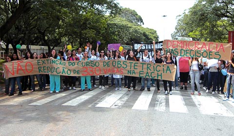 Possível fusão entre os cursos de Obstetrícia e Enfermagem gerou manifestação no dia 22 de março (foto: Marcelo Pellegrini)