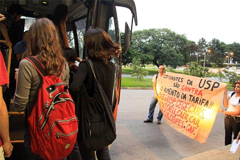 Estudantes da FFLCH param ônibus para negociar passe livre até local de manifestação (foto: Mariana Queen)