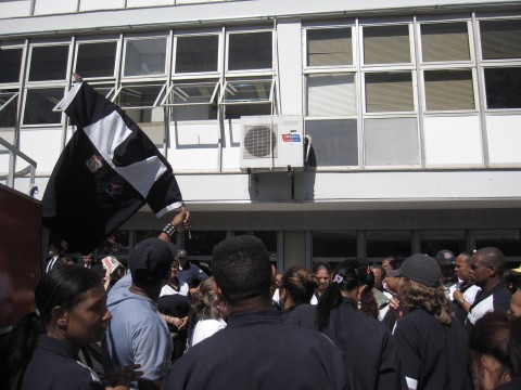 Funcionários terceirizados fazem trancaço em frente ao prédio da Reitoria (foto: Manoela Meyer)