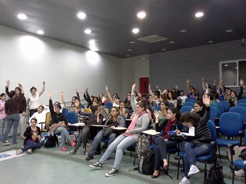 Alunos da Obstetrícia da EACH votam greve em assembleia (foto: Thiago Aguiar)