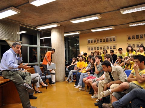 Diretoria conversa com estudantes da FAU durante manifesto (foto: Pedro Ungaretti)