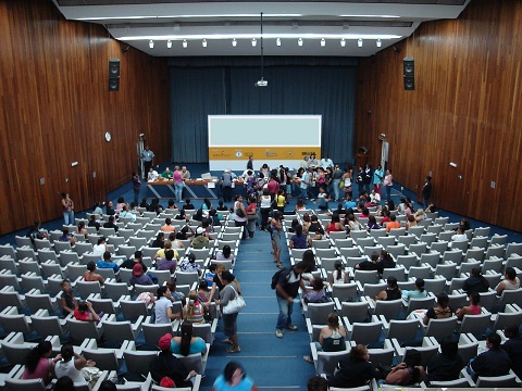 A distribuição dos cheques ocorreu no Anfiteatro Camargo Guarnieri, na USP (foto: Manoela Meyer)