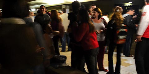 Moradores se reúnem momentos antes de assembleia que decidiria futuro da associação e terminou em medo e confusão (foto: Marcelo Pellegrini)