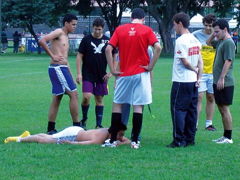 Jogador sofre lesão e não recebe assistência (foto: Daniela Bernardi)