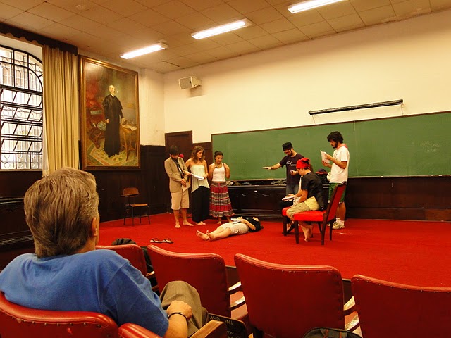 Silnei monitora alunos do grupo durante ensaio em sala da Sanfran (foto: Arquivo Pessoal)