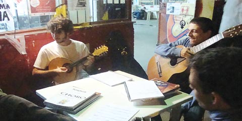 Grupo de chorinho da ECA, que inclui alunos do curso de Música, se apresenta na unidade (foto: Leonardo Maran Neiva)