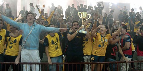 Torcida politécnica levanta a taça e comemora o seu heptacampeonato no Interusp (foto: Atlética/Poli)