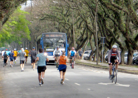 Esportistas e ônibus ocupam as mesmas faixas (foto: Carolina Linhares)