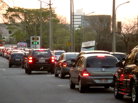 Trânsito no portão da USP já faz parte da rotina dos motoristas (foto: Shayene Metri)
