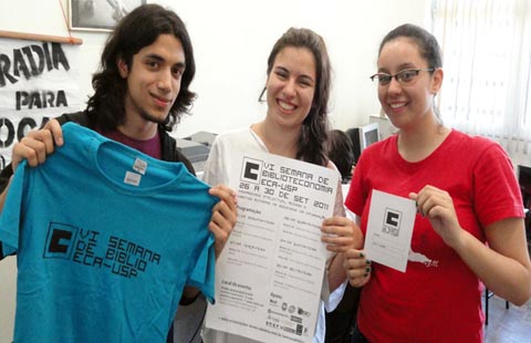 Alunos vestem a camisa da Biblioteconomia (foto: Ricardo Bomfim)