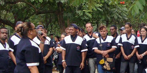 Funcionários terceirizados se reuniram em abril para reivindicar o pagamento do salário atrasado. Até hoje a empresa União deve 40% dos acertos (foto: Blog Protesto Popular SP)