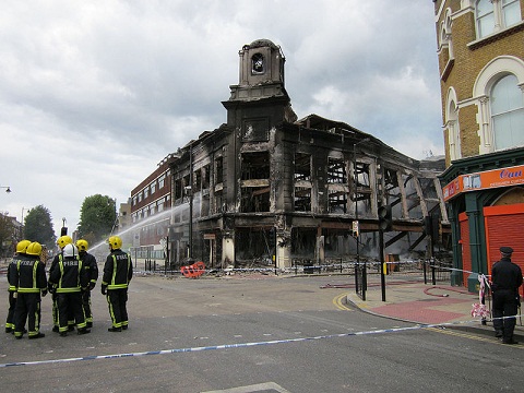 Loja Carpet Store após ser incendiada no dia 6 de agosto (foto: Alan Stanton)