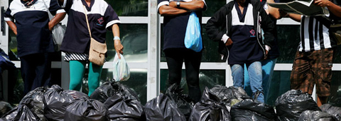De braços cruzados: funcionários terceirizados se tornam visíveis ao deixar de recolher lixo na USP (foto: Arquivo Organização Fábrica Ocupada) De braços cruzados: funcionários terceirizados se tornam visíveis ao deixar de recolher lixo na USP (foto: Arquivo Organização Fábrica Ocupada)