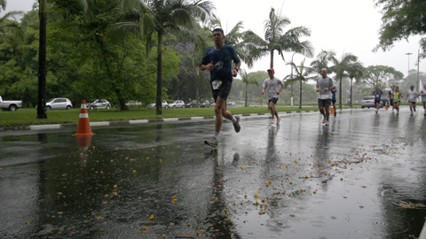 “Por causa da chuva, as faltas entre inscritos para a caminhada de 4 km foi muito maior do que entre os corredores”, diz Patrícia Sakai, coordenadora do evento (foto: Renata Hirota)