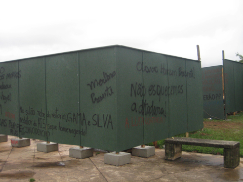 Estudantes picham frases de protesto à ditadura em tapumes da obra de construção do Memorial (foto: Carolina Linhares)