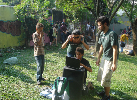 A trilha sonora da atividade foi sugerida pelas crianças da comunidade (foto: Mayara Teixeira)