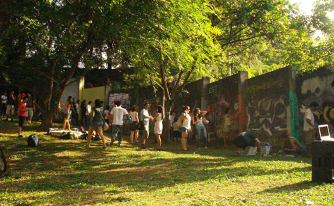 A pintura nos muros da São Remo reuniu uspianos e crianças da comunidade (foto: Mayara Teixeira)