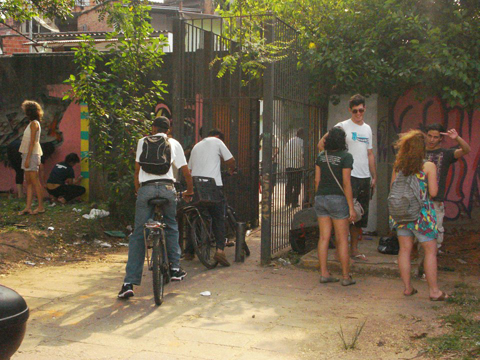 Os muros do lado esquerdo do portão de pedestres foram pintados e grafitados (foto: Mayara Teixeira)