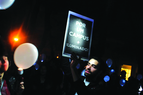 Passeata das Lanternas ilumina a noite na USP