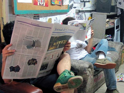 Rádio Várzea funciona em um espaço ocupado; por isso, a porta está sempre aberta (foto: Renata Hirota)