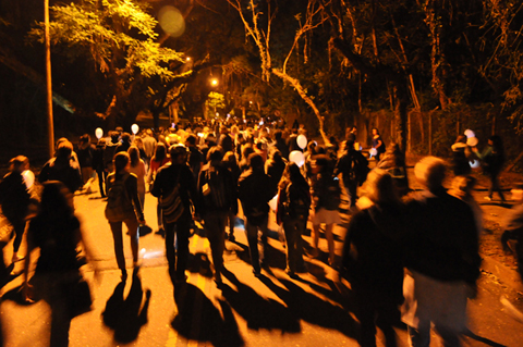 Alunos na Passeata das Lanternas por segurança no campus (foto: Pedro Ungaretti)