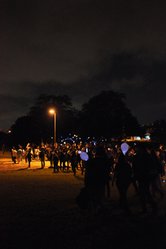 Os alunos seguravam bexigas brancas com lâmpadas de led dentro  (foto: Pedro Ungaretti)