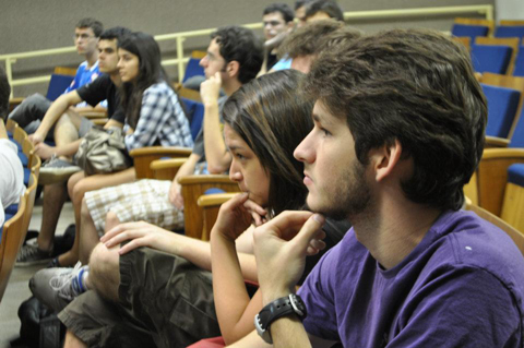 Alunos da Engenharia de Produção discutem a greve antes da Assembleia da Poli, na próxima quarta-feira (foto: Beatriz Montesanti)