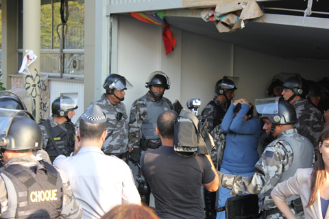 Ocupantes da reitoria são encaminhados à delegacia depois da reintegração de posse da reitoria (foto: Ilda Costa Silvério)