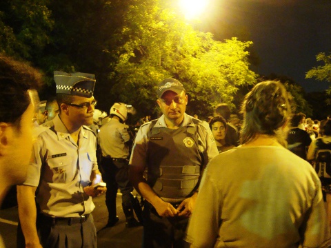 Durante o episódio, alunos e professores debatiam suas ideologias com os policiais (foto: Giovanna Rossin)