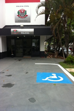 Vaga destinada a deficientes físicos onde a viatura foi estacionada na noite do dia 27 de outubro (foto: Glenda Almeida) Vaga destinada a deficientes físicos onde a viatura foi estacionada na noite do dia 27 de outubro (foto: Glenda Almeida)