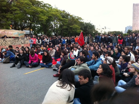 O ato do dia 31 de outubro tinha como principal bandeira a revogação do acordo entre PM e Reitoria, com críticas pesadas ao reitor Rodas (foto: Beatriz Montesanti)