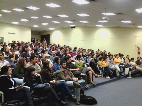 Assembleia dos alunos da pós-graduação da USP capital reuniu mais de 200 estudantes em 16 de novembro de 2011. O resultado foi favorável à greve. (foto: Ana Marques) Assembleia dos alunos da pós-graduação da USP capital reuniu mais de 200 estudantes em 16 de novembro de 2011. O resultado foi favorável à greve. (foto: Ana Marques)