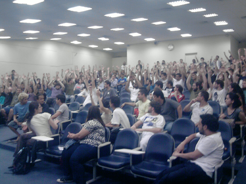 Ampla maioria vota contra a greve na Física (foto: Carolina Linhares)