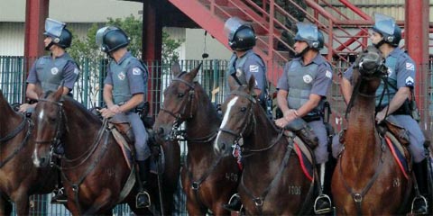 Tropa de Choque isola a área da Reitoria enquanto policiais vazem vistoria no prédio já desocupado (foto: Ricardo Bomfim)