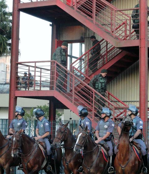 Tropa de Choque isola a área da Reitoria enquanto policiais vazem vistoria no prédio já desocupado (foto: Ricardo Bomfim) 