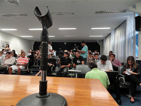 Massiva presença da imprensa na Assembleia da Adusp (foto: Ricardo Bomfim)