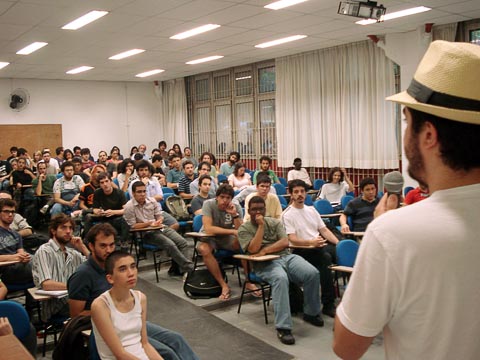 Aluno discursa em Assembleia na Filosofia; estudantes decidiram aderir à greve (foto: Bruno Capelas)