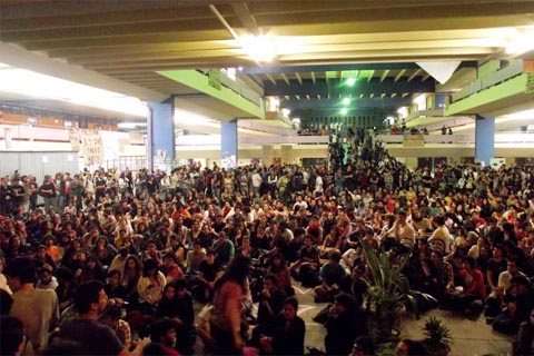 Cerca de 3 mil estudantes ser reuniram no vão da História durante Assembleia (foto: Rafael Carvalho)