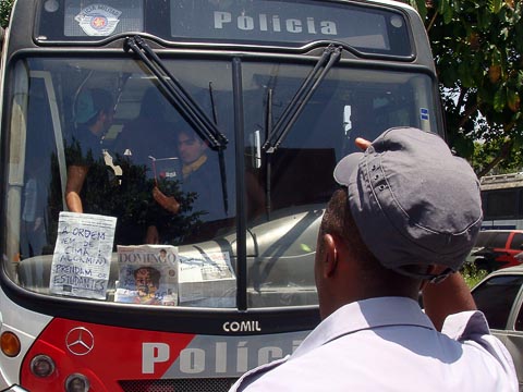 Nos jornais: "A ordem vem de cima: Alckmin. Prendam os estudantes" e "Somos presos políticos" (Foto: Mayara Teixeira)