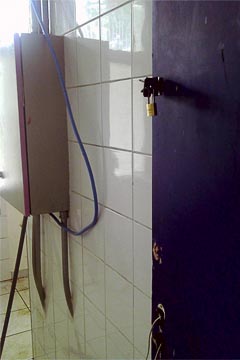 Porta da cozinha com a tranca danificada. Guarda Universitária levou um freezer e duas geladeiras do local (foto: Fernando Maluf) Porta da cozinha com a tranca danificada. Guarda Universitária levou um freezer e duas geladeiras do local (foto: Fernando Maluf)