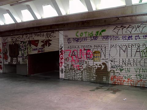 Interior do Centro de Vivência da USP, prédio que estava sendo ocupado por não-estudantes há cerca de um mês (foto: Fernando Maluf)