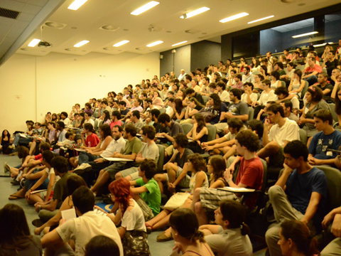 O auditório do departamento de História da FFLCH estava lotado no segundo debate do dia (foto: Victória Cirino)