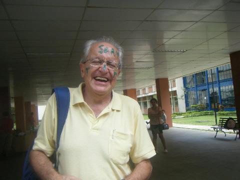 O professor César Ades na recepção dos calouros do IP (foto: Atlética IPUSP)