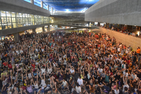 A greve foi suspensa até a próxima assembleia, na Geografia (foto: Carolina Vilaverde)